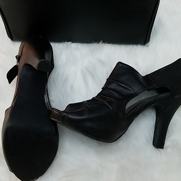 Never worn heels - Picture 3 of 3